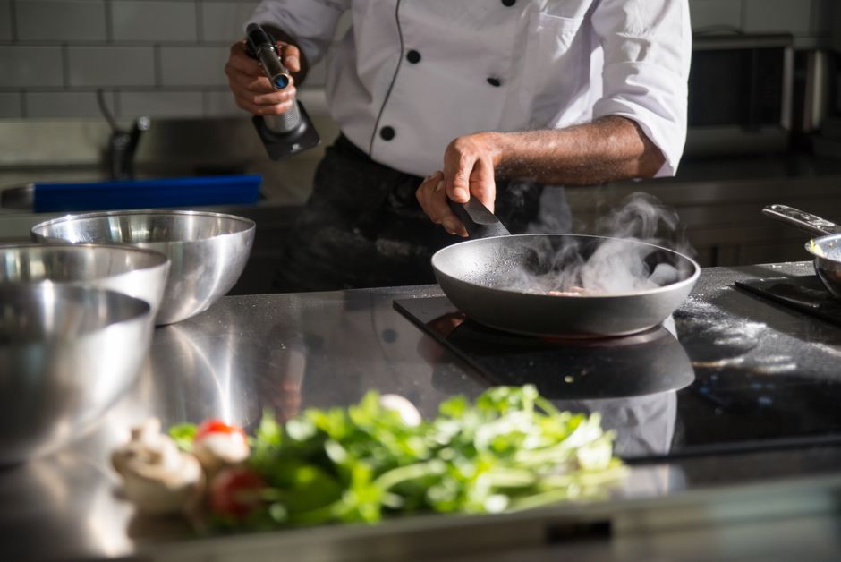 Procura-se cozinheiro(a) com experiência