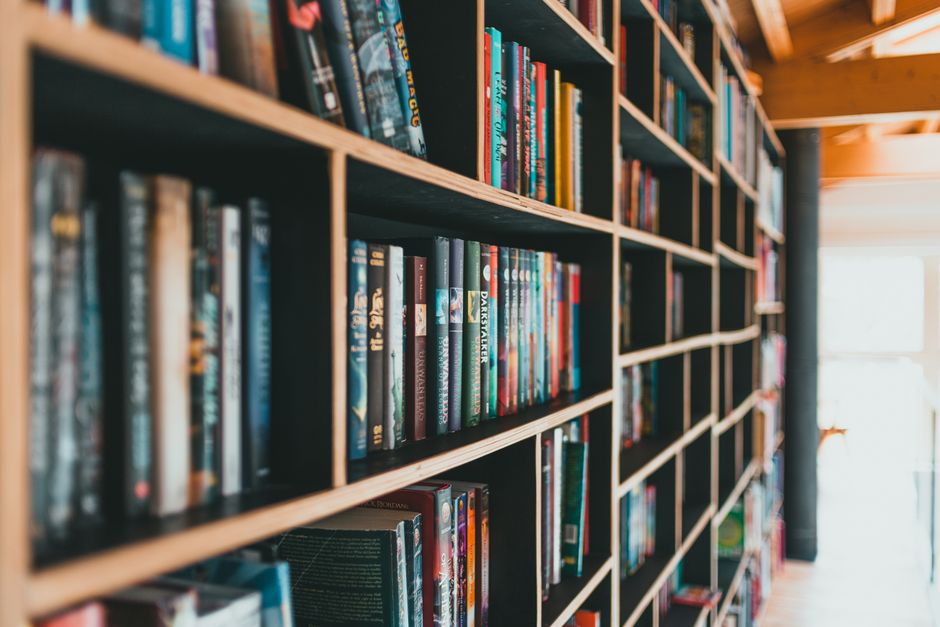 Estante para livros grande