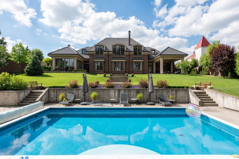 Casa com piscina e churrasqueira