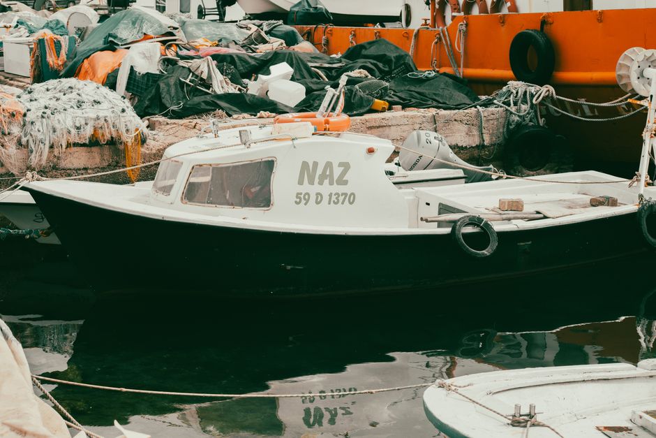 Barco de pesca com motor
